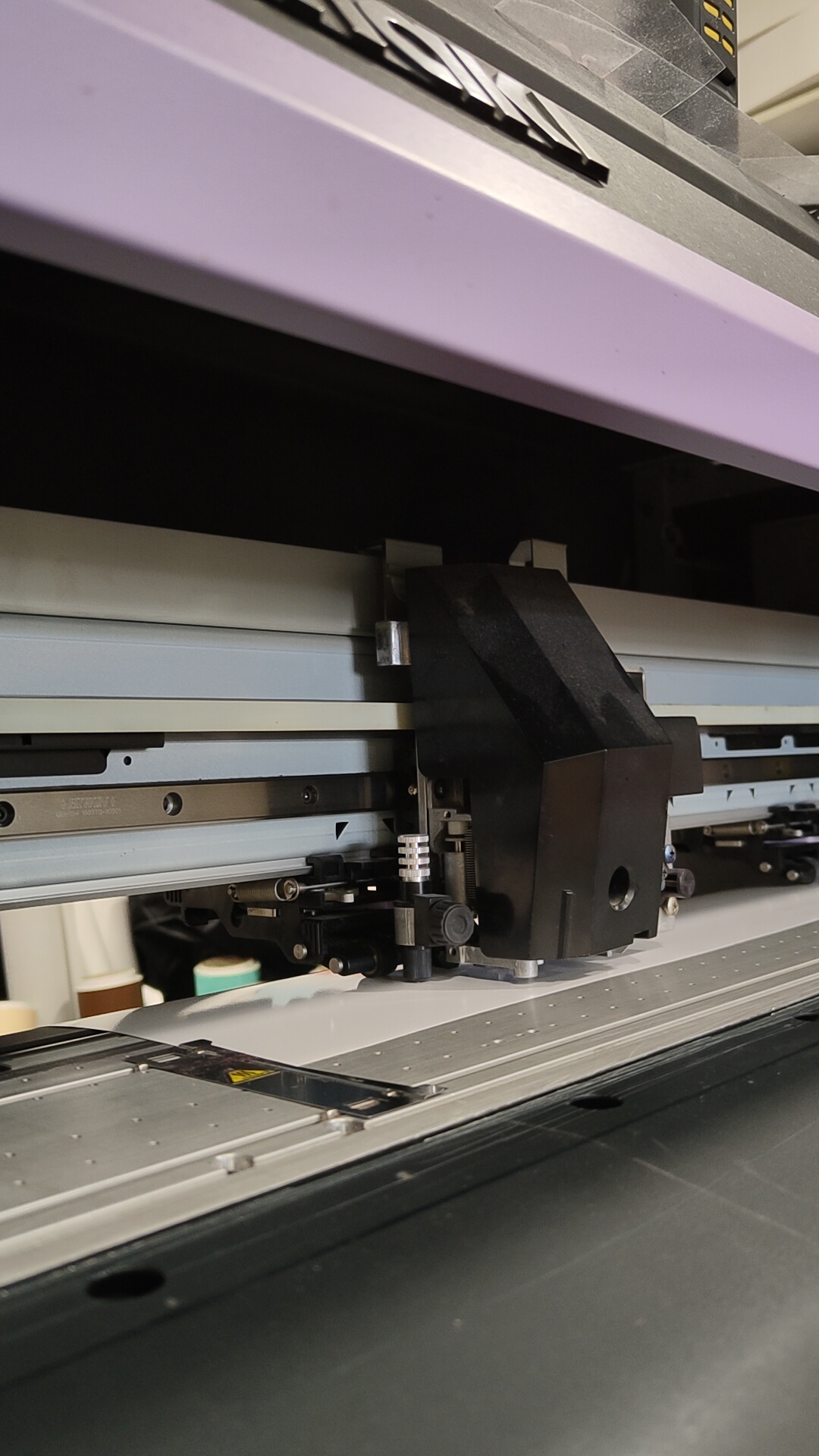 Plotter de corte trabajando sobre vinilo en Copy Art, Sant Boi de Llobregat